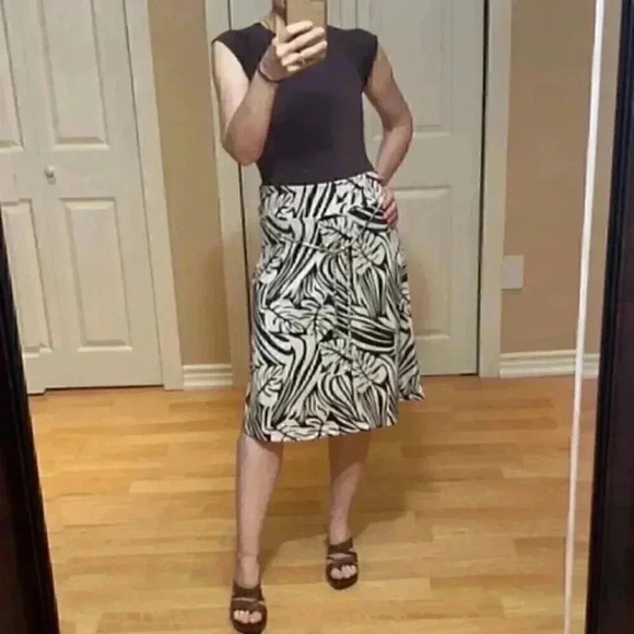 Dynamite A-Line Skirt Cream & Brown Palm Print Flowy Size 2 - Picture 14 of 15